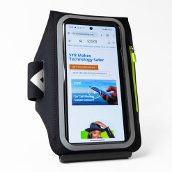 Sort SYB løbearmbånd til mobil med EMF-strålebeskyttelse, holder en smartphone