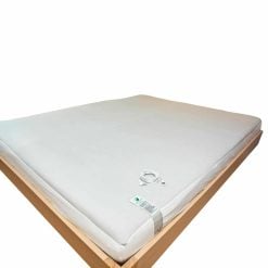 Faconsyet Earthing lagen lagt på en seng