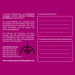 Magenta mærkat med tysk tekst om skærmede ledninger, relevante DIN-normer og felter til udfyldelse af elektrikerens navn.