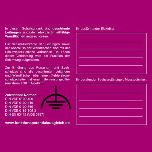 Magenta mærkat med tysk tekst om skærmede ledninger, relevante DIN-normer og felter til udfyldelse af elektrikerens navn.
