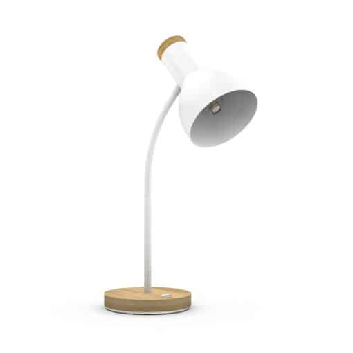 Bordlampe "Berlin" med hvid skærm, hvid arm og rund fod i lyst træ set fra siden mod en hvid baggrund.