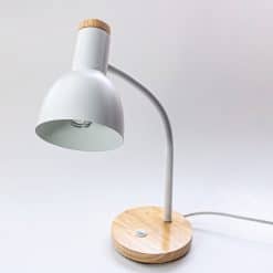 EMF-afskærmet bordlampe med hvid skærm, hvid arm og rund fod i lyst træ set fra siden mod en hvid baggrund.