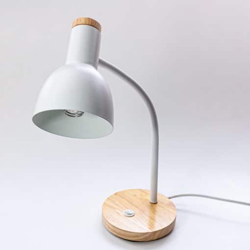 EMF-afskærmet bordlampe med hvid skærm, hvid arm og rund fod i lyst træ set fra siden mod en hvid baggrund.