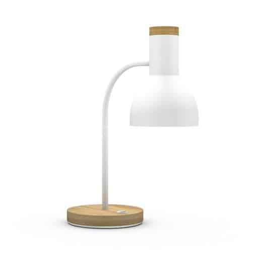 Hvid bordlampe #Berlin" med buet arm, hvid skærm og rund fod i lyst træ set fra siden mod en hvid baggrund.