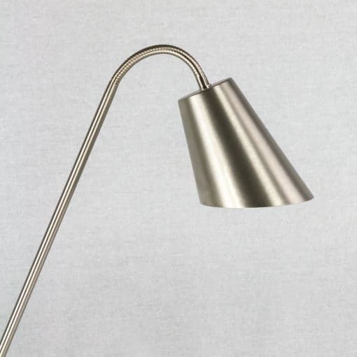 Nærbillede af Amsterdam bordlampens svanehals og skærm i børstet aluminium