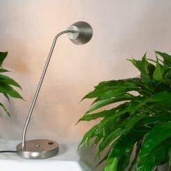 Amsterdam bordlampe med skærmen drejet opad som indirekte belysning