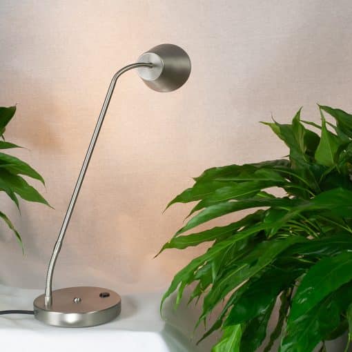 Amsterdam bordlampe med skærmen drejet opad som indirekte belysning