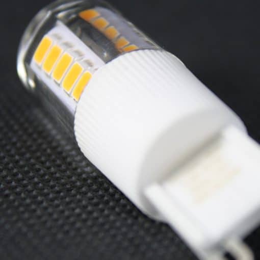 5,5 watt BioLys LED pære fra Biologa-Danell vises tæt på nedefra