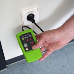 Elma 8410 stikkontakt tester i brug i en dansk stikkontakt