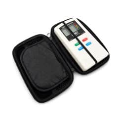 Åbnet etui med Cornet elektrosmogmåleren fastgjort indeni