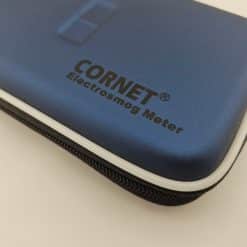 Nærbillede af etuiets hjørne med påskriften 'Cornet electrosmog meter'