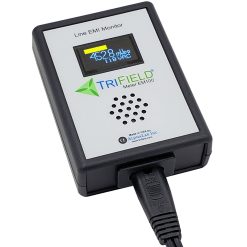 Trifield EM100 Line EMI Meter set fra siden i en 3D-vinkel, med strømkabel tilsluttet