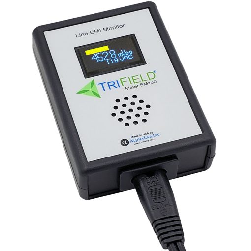 Trifield EM100 Line EMI Meter set fra siden i en 3D-vinkel, med strømkabel tilsluttet