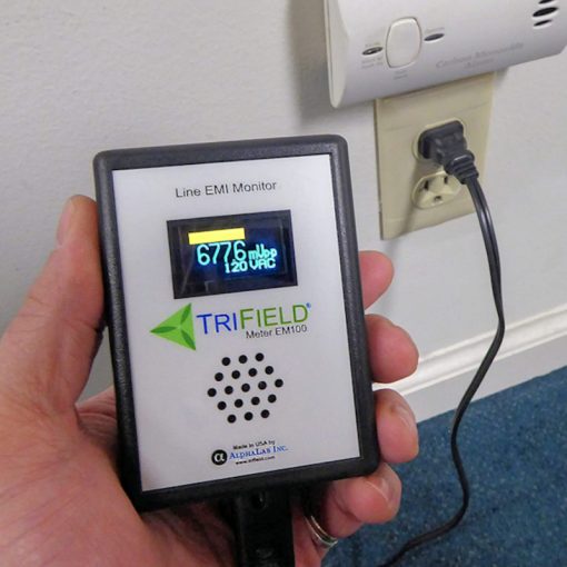 Trifield EM100 måler et højt niveau af beskidt strøm på 677,6 mVp-p i en almindelig stikkontakt - et typisk eksempel på forurenet el-net