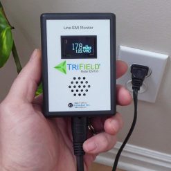 Trifield EM100 i brug ved en stikkontakt i et hjem, display viser 17,8 mVp-p - et lavt og sundt niveau af beskidt strøm
