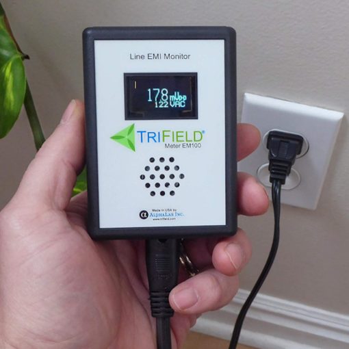 Trifield EM100 i brug ved en stikkontakt i et hjem, display viser 17,8 mVp-p - et lavt og sundt niveau af beskidt strøm