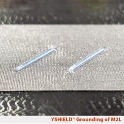 To metalklips der holder på den grå YSHIELD M2L-film.