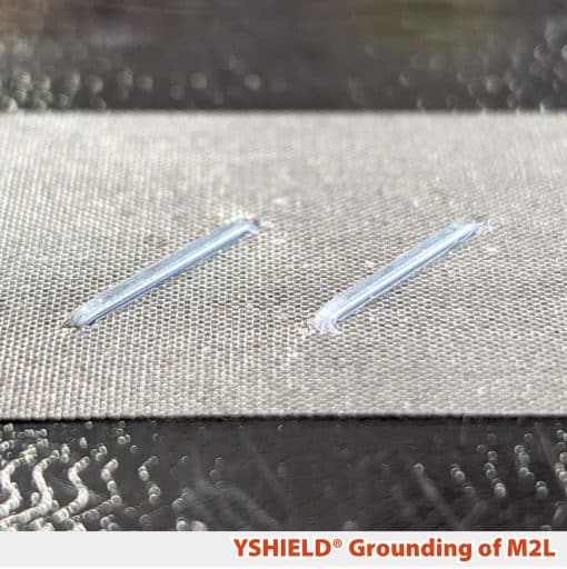 To metalklips der holder på den grå YSHIELD M2L-film.