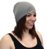 Kvinde med en EMF-afskærmende hovedbeklædning (Buff) i Silver-Elastic TKE på hovedet