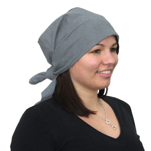 Kvinde med et EMF-afskærmende tørklæde (bandana) i Steel-Gray TKG på hovedet