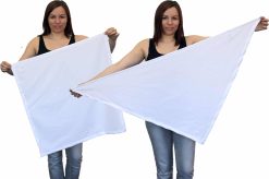 Kvinde der viser to modeller af det Afskærmende tørklæde (bandana) i Steel-Gray TKG - kvadratisk og triangulært