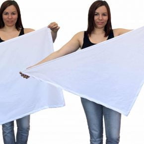 Kvinde der viser to modeller af det Afskærmende tørklæde (bandana) i Steel-Gray TKG - kvadratisk og triangulært
