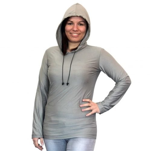 Kvinde i en Yshield EMF-afskærmende Hættetrøje (Hoodie) i Silver-Elastic TEO (HF+LF)