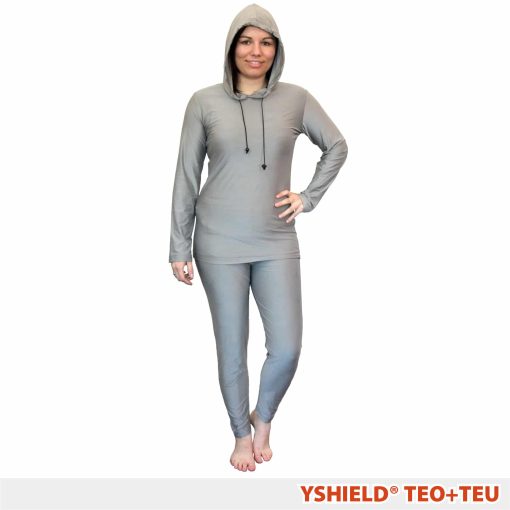 Kvinde iført EMF-afskærmende Hættetrøje (Hoodie) og Gamacher fra Yshield
