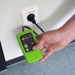 Elma 8410 stikkontakt tester i brug i en dansk stikkontakt